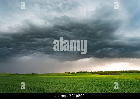 Turbulente Wolken (Whale's Mouth) unter Shelfcloud bei lich, Mittelhessen, Deutschland Stockfoto