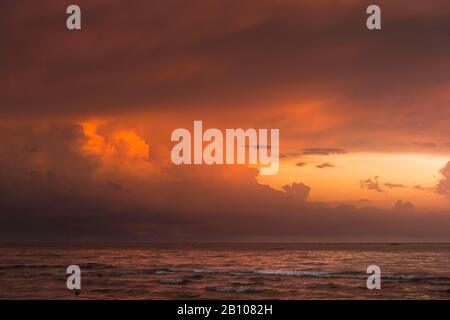 Sturmwolken brennen angesichts des Sonnenaufgangs über dem Maracaibo-See (Catatumbo Gewitter, der Ort mit der höchsten Blitzdichte der Erde) Ologa, Zulia, Venezuela, Südamerika Stockfoto