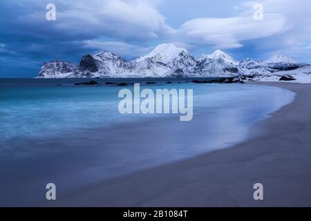 Über Vatnajökull mit Gletscher und Eisberge, Lagune Jökulsarlon, Vik, Island Monduntergang Stockfoto