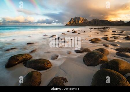 Uttakleiv am Morgen Licht mit Regenbogen, Vestvågøy, Lofoten, Norwegen Stockfoto