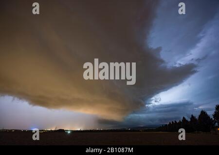 Enormer Aufwindbereich der ​​an-Superzelle über Frankfurt am Main, von Nieder-Eschbach, Hessen, Deutschland aus gesehen Stockfoto