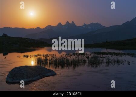 Alpen in Mondschein mit Sahara-Staub in der Luft, Aiguillde d'Arves, Haute Savoie, Alpen, Frankreich Stockfoto