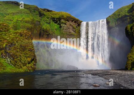 Wasserfall Skogafoss bei Sonnenschein mit Regenbogen, Skogar, Island Stockfoto