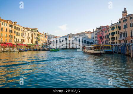 Venedig, ITALIEN - 27. SEPTEMBER 2017: Sonniger Tag auf dem Canal Grande an der Rialtobrücke Stockfoto