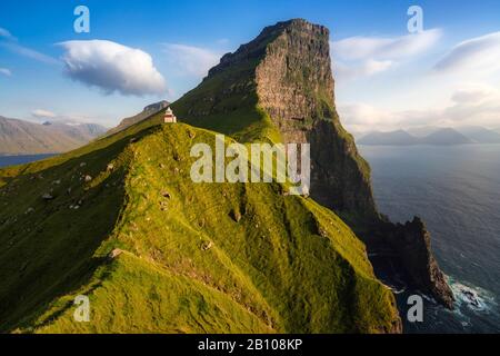 Leuchtturm auf einer Klippe im Abendlicht, Kalluar, Kalsoy, Färöer, Dänemark Stockfoto