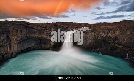 Regenbogen über Aldeyarfoss bei Sonnenuntergang, Sprengisandur, Island Stockfoto