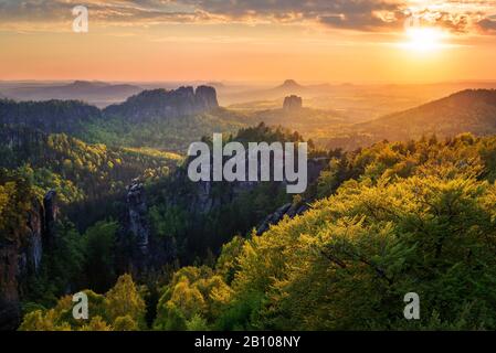 Sonnenuntergang über dem Elbsandsteingebirge, Sächsische Schweiz, Sachsen, Deutschland Stockfoto