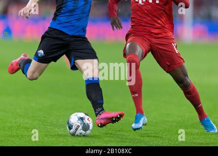 München, Deutschland. Februar 2020. Feature, Ball, Beine, GES/Fußball/1.Bundesliga: FC Bayern München - SC Paderborn, 21.02.2020 Fußball/Fußball: 1.Bundesliga: Bayern München gegen SC Paderborn, München, 21. Februar 2020 weltweite Nutzung Credit: Dpa/Alamy Live News Stockfoto