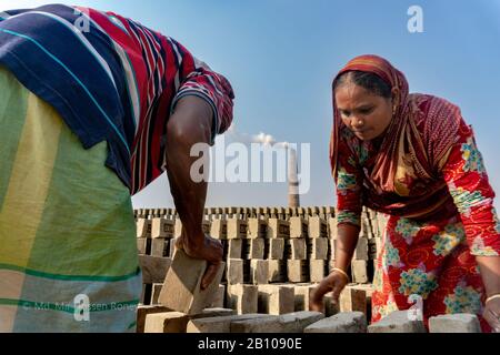 Brickfield Worker arbeiten auf ungesunde Weise in einem Brickfield in der Nähe von Dhak, Arbeiter arbeiten etwa 5-6 Monate in der Trockenzeit. Stockfoto