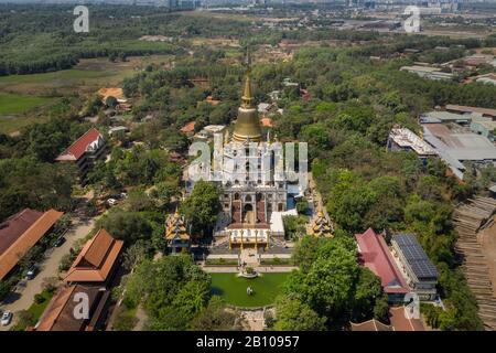 Luftaufnahme der Buu Long Pagode an einem sonnigen klaren Tag. Dies ist ein schöner buddhistischer Tempel und Erholungspark in den Vororten von Ho Chi Minh City, Vietnam Stockfoto