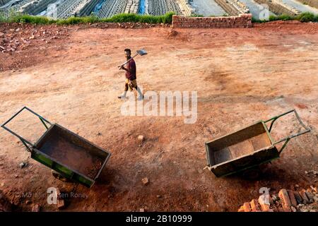 Brickfield Worker arbeiten auf ungesunde Weise in einem Brickfield in der Nähe von Dhak, Arbeiter arbeiten etwa 5-6 Monate in der Trockenzeit. Stockfoto