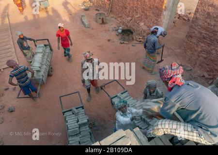 Brickfield Worker arbeiten auf ungesunde Weise in einem Brickfield in der Nähe von Dhak, Arbeiter arbeiten etwa 5-6 Monate in der Trockenzeit. Stockfoto