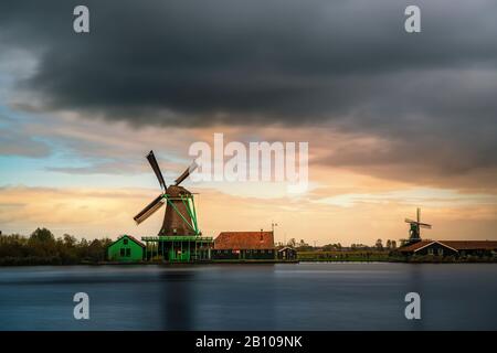 Windmühlen in Zaanse Schans, Gemeinde Zaanstad, Holland, Niederlande Stockfoto