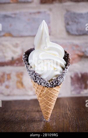 Gefrorener Joghurt in Waffel Stockfoto