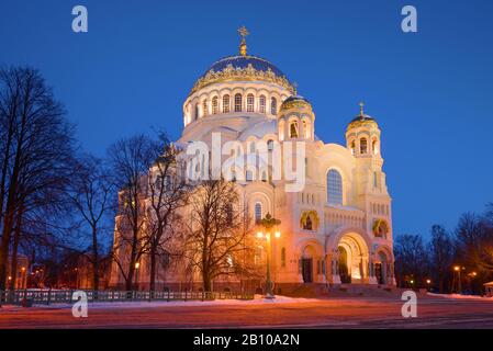 Marinekathedrale St. Nicholas im März in der Dämmerung. Kronstadt, Russland Stockfoto