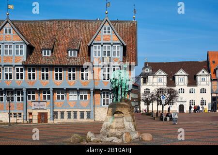 Reiterdenkmal Herzog August auf dem städtischen Markt mit Rathaus in Wolfenbüttel, Niedsachsen, Deutschland Stockfoto