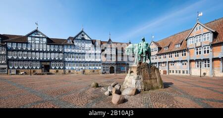 Reiterdenkmal Herzog August auf dem städtischen Markt mit Rathaus, Wolfenbüttel, Niedersachsen, Deutschland Stockfoto