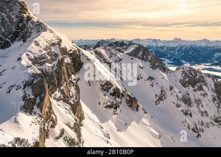 Dachsteingletscher, Dachsteinmassiv, Blick auf die Schladminger Tauern, am Morgen Österreich Stockfoto