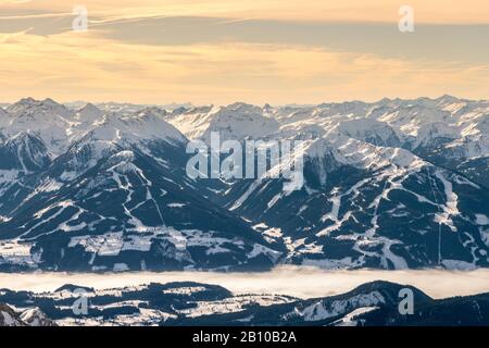 Dachsteingletscher, Dachsteinmassiv, Blick auf die Schladminger Tauern, am Morgen Österreich Stockfoto