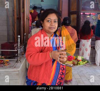 Eine Hindu-Frau, die während des shivratri Festivals in Indien mit ihrem Pooja Thali verspottete Stockfoto