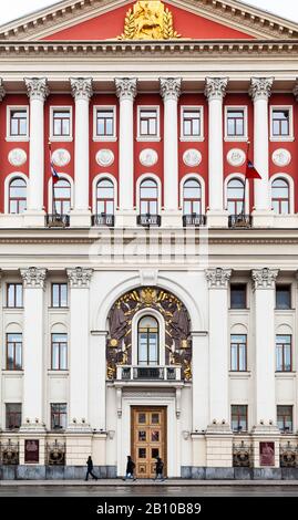 Moskau, RUSSLAND - 11. FEBRUAR 2020: Blick auf das Moskauer Rathausgebäude an der Straße Tverskaja in der Moskauer Stadt. Der Palast wurde im Jahre 17823 erbaut. Stockfoto