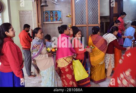 Während des Shivratri-Festivals in Indien warten Frauen auf ihre Zuwendung zu Shiva Pooja Stockfoto