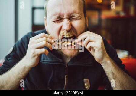 Man isst fast Food in einem Restaurant, Brighton, England Stockfoto