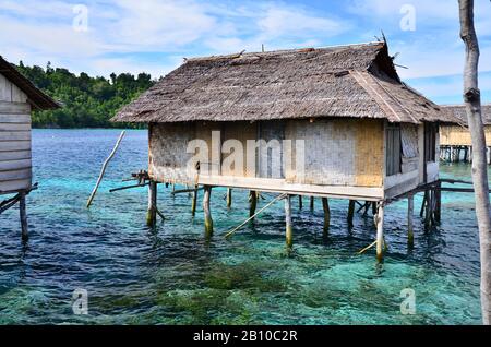 Dorf mit Häusern der Bajau-Seennomaden, Insel Malenge, Tomini-Bucht, togische Inseln, Sulawesi, Indonesien Stockfoto