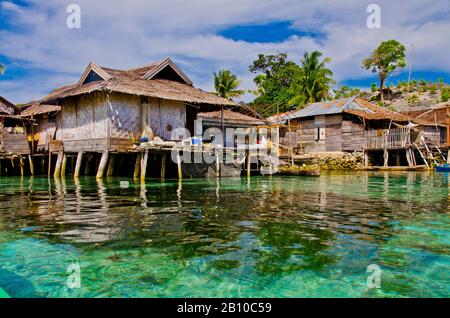 Dorf mit Häusern der Bajau-Seennomaden, Insel Malenge, Tomini-Bucht, togische Inseln, Sulawesi, Indonesien Stockfoto