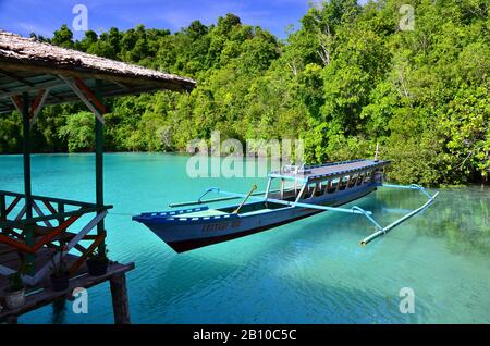 Dugout Boot und Hütte in der Tomini Bay, Malenge Island, Togian Islands, Sulawesi, Indonesien Stockfoto