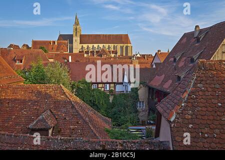 Blick über die Dächer zur Kirche St. Jakob in Rothenburg ob der Tauber, Bayern, Deutschland Stockfoto