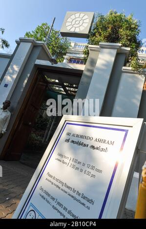 Pondicherry, INDIEN - Februar 2020: Der Sri Aurobindo Ashram. Der Innenhof ist ein Ort der Meditation rund um Samadhi. Stockfoto