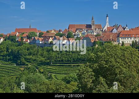 Blick auf die Stadt mit Weinberg von Rothenburg ob der Tauber, Bayern, Deutschland Stockfoto