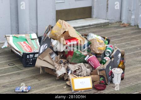 In der Tür sind Gepäckstücke und Getränkebehälter Stockfoto