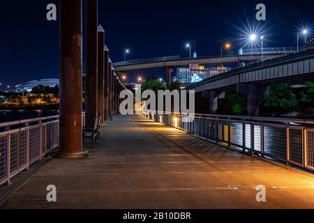 Portland, Oregon USA - 09. Juni 2019: Blick auf die Esplanade am Ostufer bei Nacht, Foto mit langer Belichtungszeit. Stockfoto