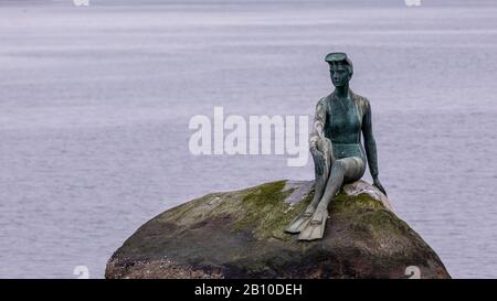 Vancouver, BC Canada - 14. März 2019: Eine Statue eines Mädchens in einem Badeanzug auf einem Felsbrocken an einem Ufer des Vancouver Harbour. Stockfoto