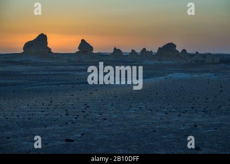 Weiße Kreidefelsen in der Wüste bei Sonnenuntergang, Sahara, Ägypten Stockfoto