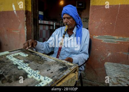 Saharauische Wüstenmenschen spielen Dominosteine vor einem Teehaus in einer Oase, Ägypten Stockfoto