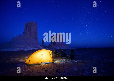 Camping in der Weißen Wüste, Sahara, Ägypten Stockfoto