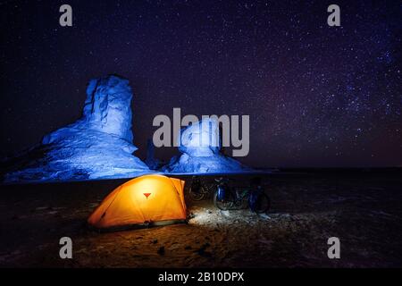 Camping in der Weißen Wüste, Sahara, Ägypten Stockfoto