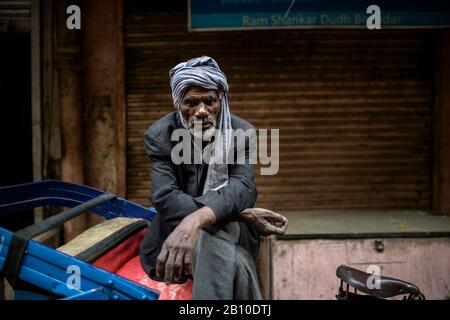 Fahrradrohrshaw Fahrer ruht, Old Delhi, Indien Stockfoto