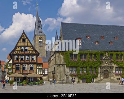 Markt mit Rathaus und Stadtkirche St. Benedikti, Blick in die Hoken, Gastronomie am Markt, Quedlinburg, Sachsen-Anhalt, Deutschland Stockfoto