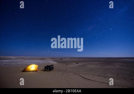 Camping unter den Sternen in der Sahara, Ägypten Stockfoto