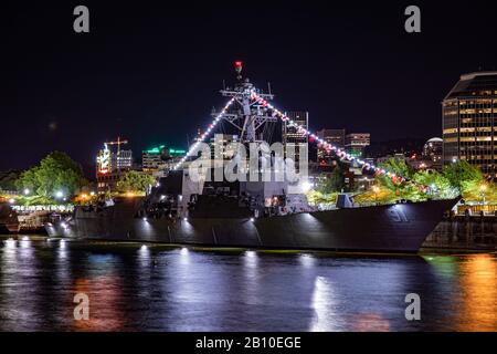 Portland, Oregon USA - 08. Juni 2019: Schiff USS Pinckney (DDG 91) nachts während des Rose Festivals dockte Tom McCall Waterfront Park an. Stockfoto