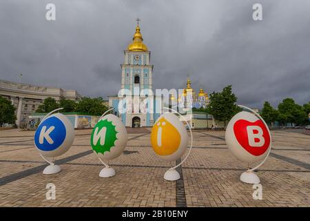 Kiew, Ukraine - 15. Mai 2016: Osterdekorationen auf dem Platz vor der Michaelskathedrale. Kiew, Ukraine Stockfoto