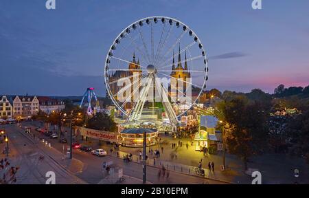 Domplatz mit Riesenrad zum Oktoberfest in Erfurt, Thüringen, Deutschland Stockfoto