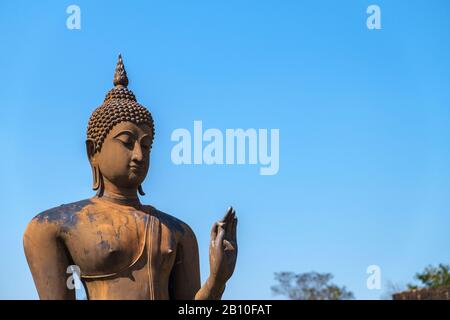 Buddha-Statue im historischen Park Sukhothai, UNESCO-Weltkulturerbe, Thailand Stockfoto