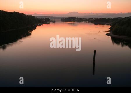 Sonnenuntergang am Fluss Ticino mit Blick auf den Lago Maggiore, Piemont, Italien Stockfoto