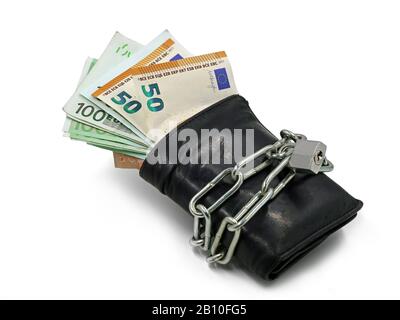 Schwarze Brieftasche mit Euro-Banknoten, die mit Kette und Vorhängeschloss auf weißem Hintergrund verschlossen sind Stockfoto