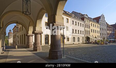 Rathausarkaden am Untermarkt mit Nikolaiturm in Görlitz-Sachsen Stockfoto